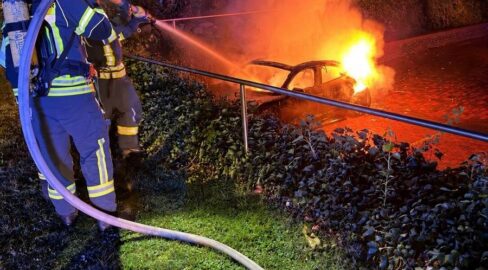 Zeven: Elektro-Porsche brennt aus, Feuer-Einsatz