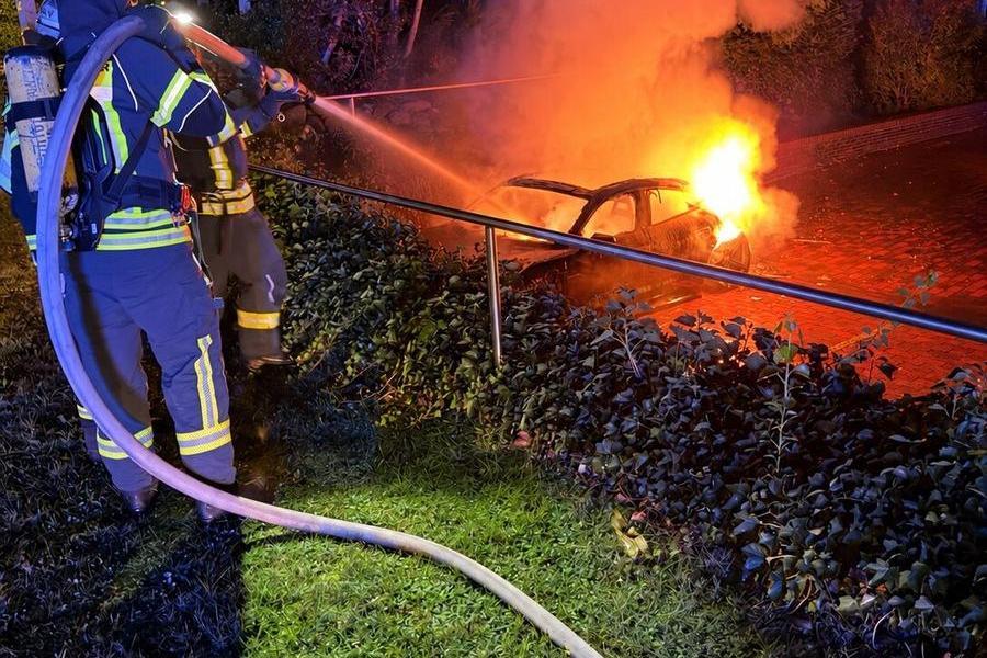 Zeven: Elektro-Porsche brennt aus, Feuer-Einsatz