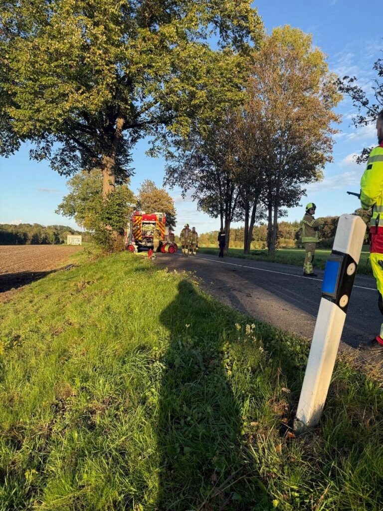 Ratingen: Auto prallt gegen Baum, Person stirbt bei Unfall