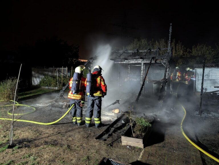 Weil am Rhein: Rauchsäule bei Gartenhüttenbrand