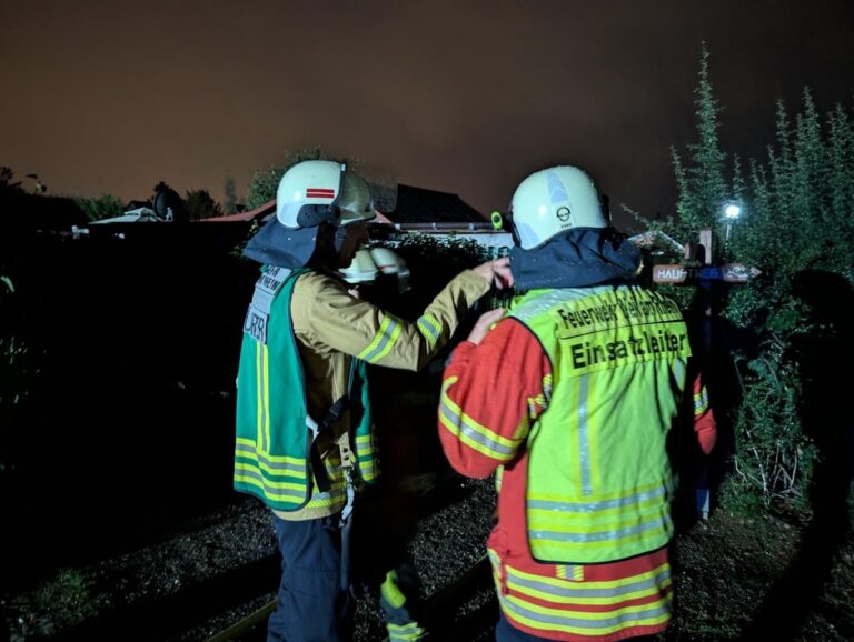 Weil am Rhein: Rauchsäule bei Gartenhüttenbrand