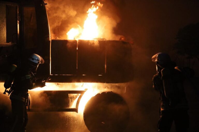 Hambühren: Erneut brennen Bagger, Feuer bedroht Halle