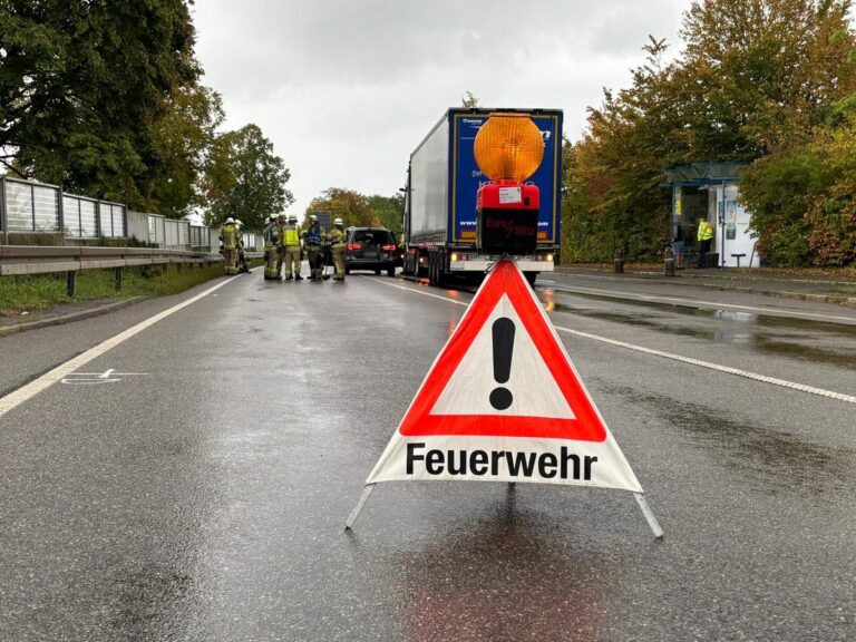 Stetten: Lkw rammt Auto und Bus auf B31, Vollsperrung nach Unfall