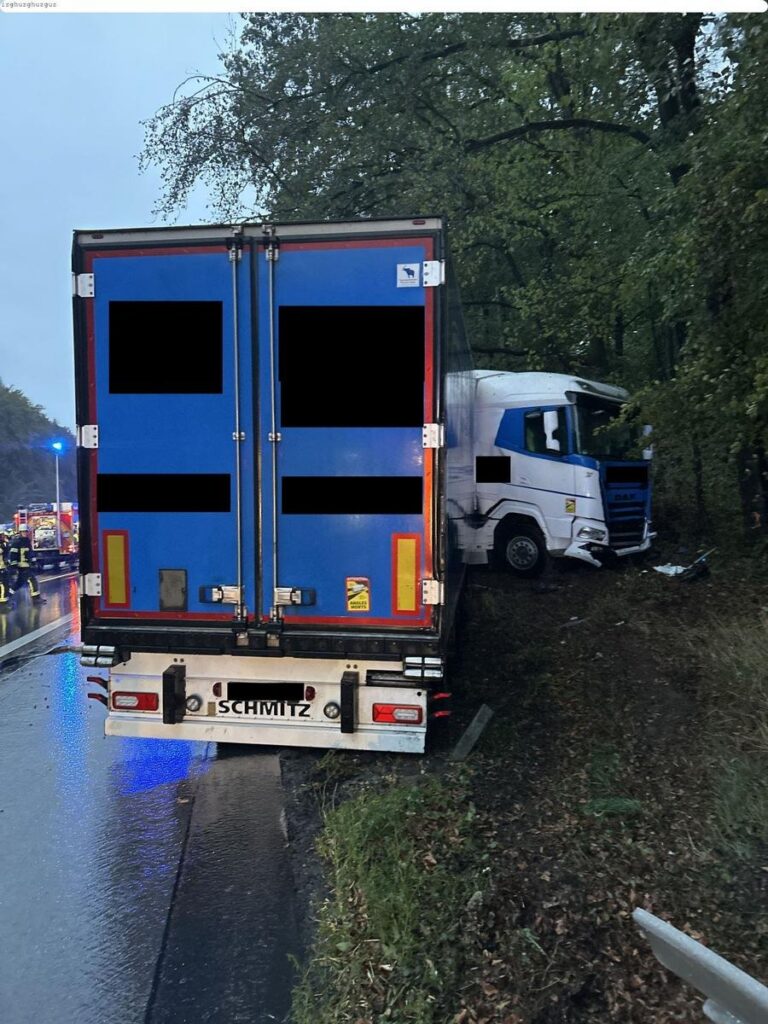Niedernhausen: Unfall auf A3, Lkw krachte durch Planke