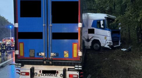Niedernhausen: Unfall auf A3, Lkw krachte durch Planke