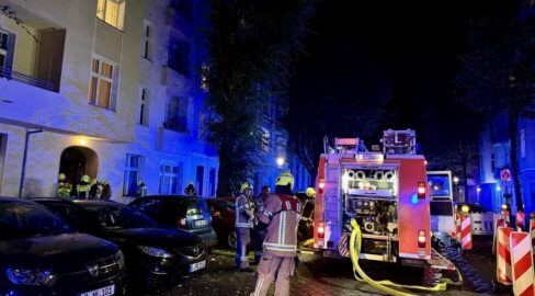 Berlin: Brand im Wedding, Person springt auf Dach: Lebensgefahr
