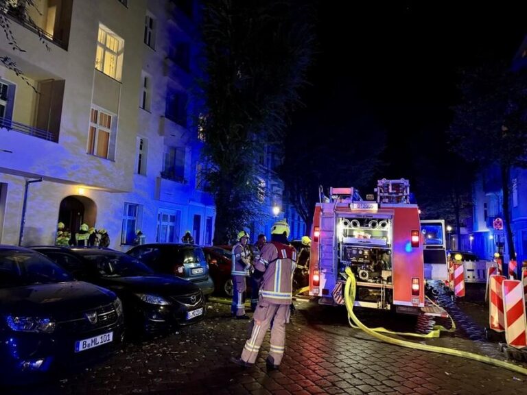 Berlin: Brand im Wedding, Person springt auf Dach: Lebensgefahr
