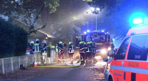 Hasloh: Brand im Mehrfamilienhaus löst Großeinsatz aus
