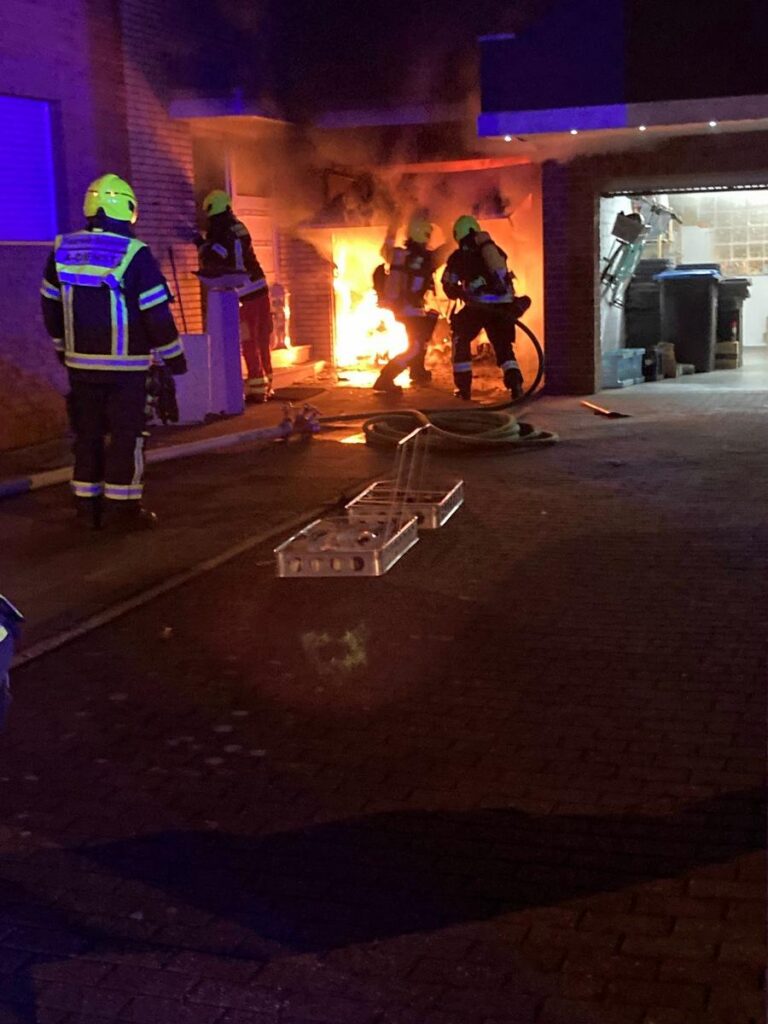 Bergheim: Garagenbrand, Flammen bedrohen Wohnhaus