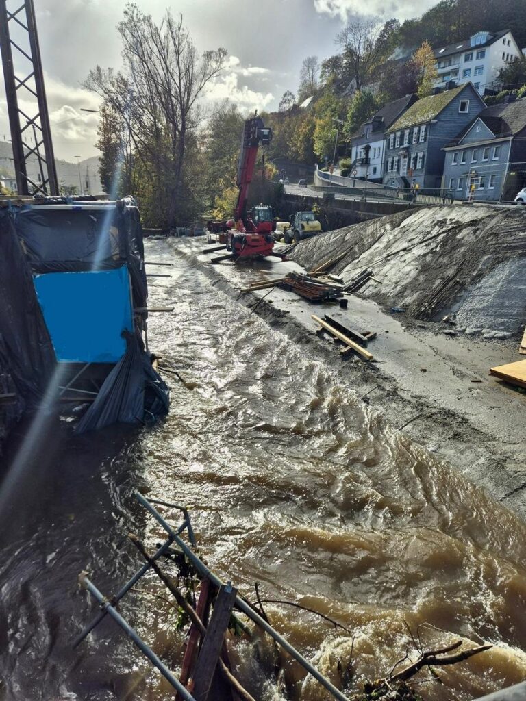Lennestadt: 160 Retter im Kampf gegen Wassermassen