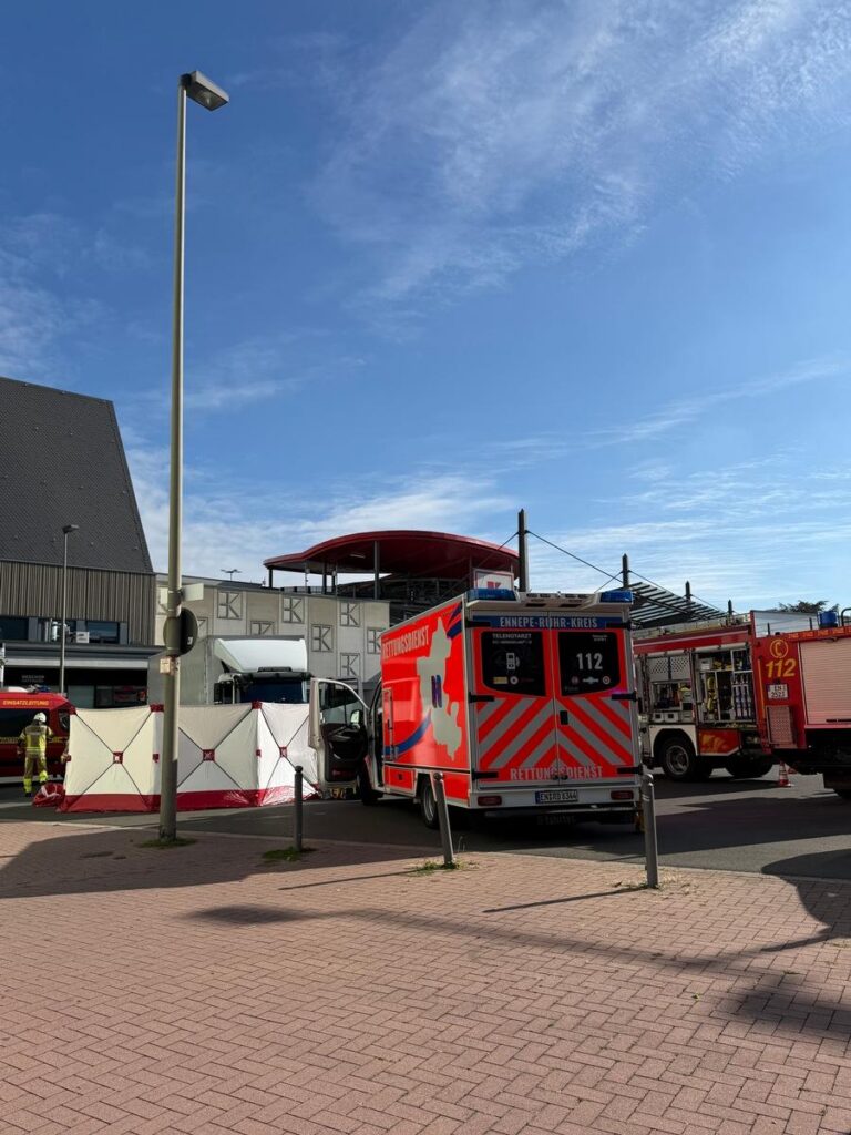 Hattingen: Frau nach Unfall unter Lkw eingeklemmt, schwer verletzt