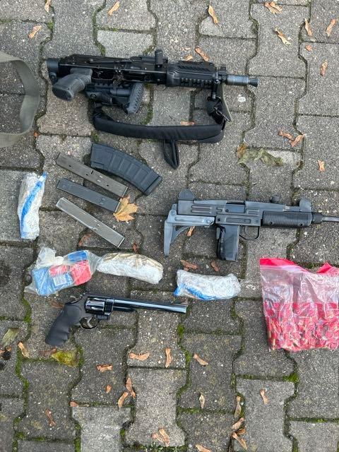 Darmstadt: Spezialkräfte finden Maschinenpistolen bei Razzia