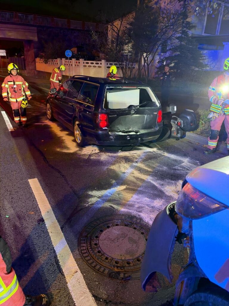 Velbert: Biker nach Unfall mit zwei Pkw in Klinik