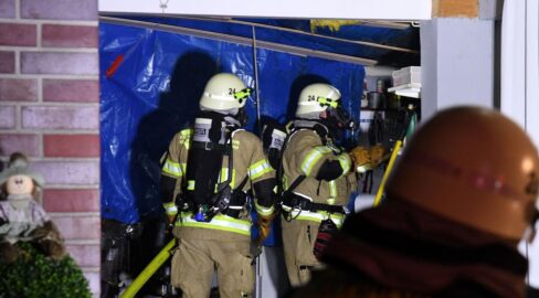 Klein Offenseth-Sparrieshoop: Feuer zerstört Garagen, Häuser gerettet