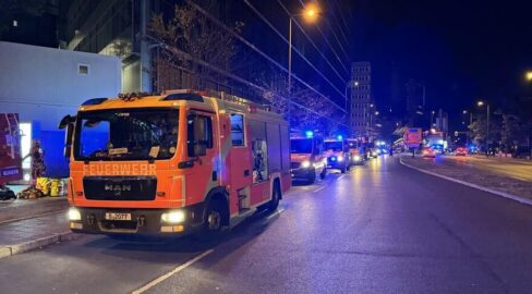 Unfall in Berlin: Sturz in Schacht, lebensbedrohlich verletzt