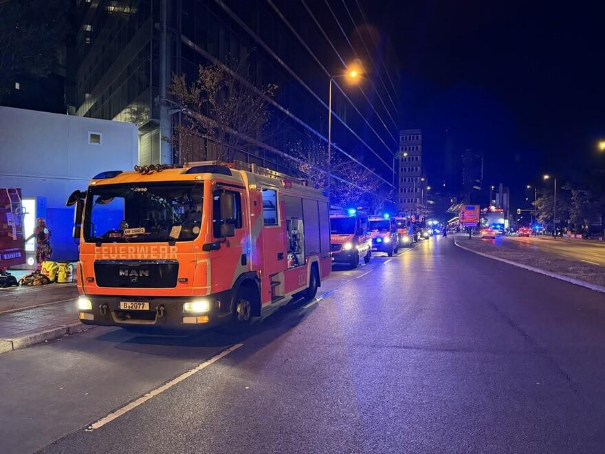 Unfall in Berlin: Sturz in Schacht, lebensbedrohlich verletzt