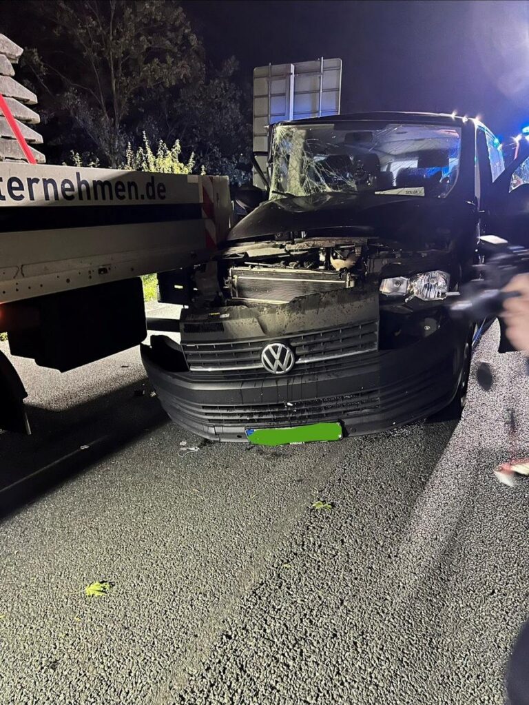 Paderborn: Transporter rast in Lkw, Unfall auf der B64