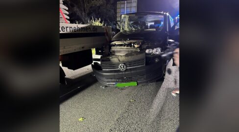 Paderborn: Transporter rast in Lkw, Unfall auf der B64