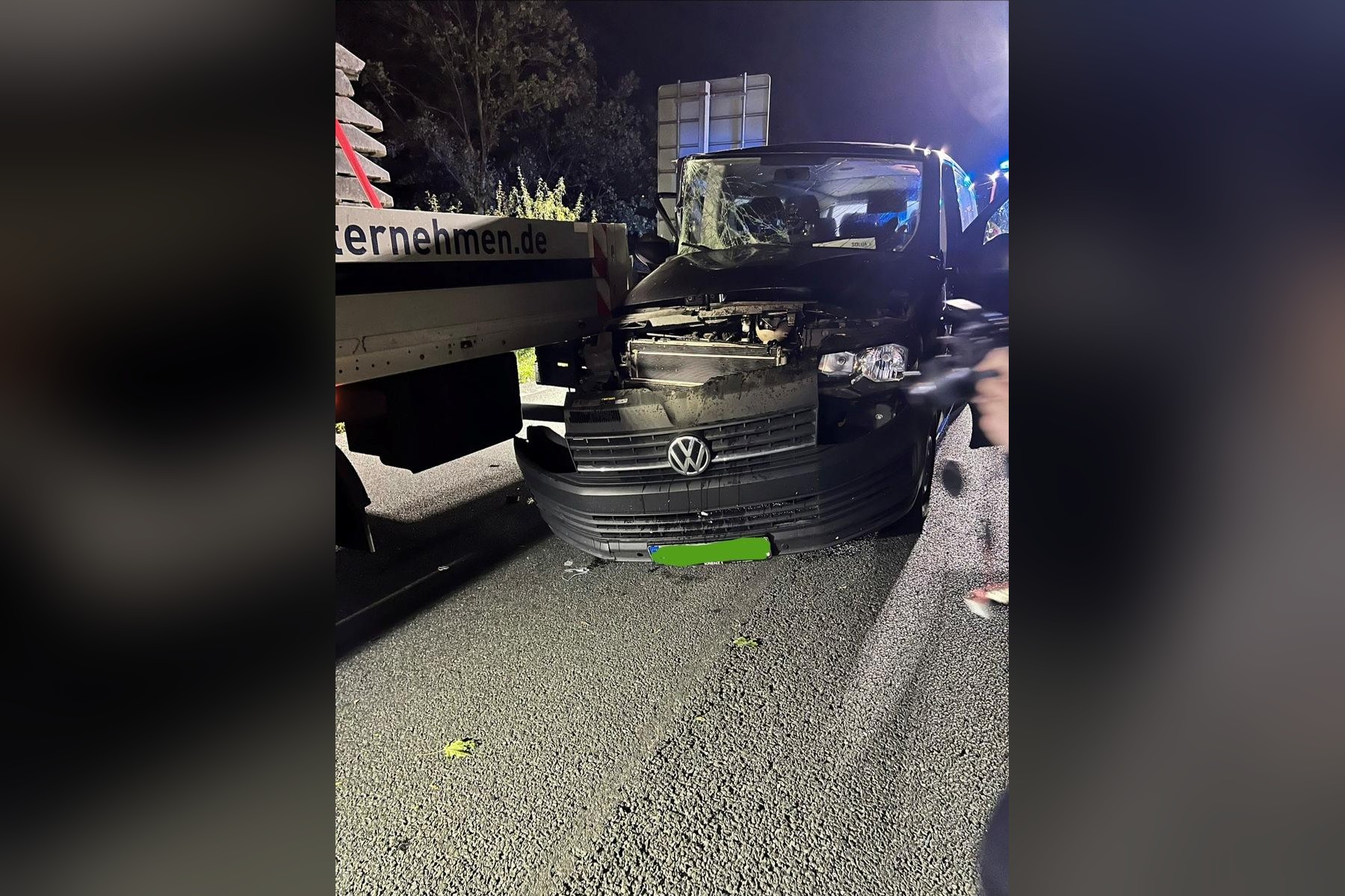 Paderborn: Transporter rast in Lkw, Unfall auf der B64