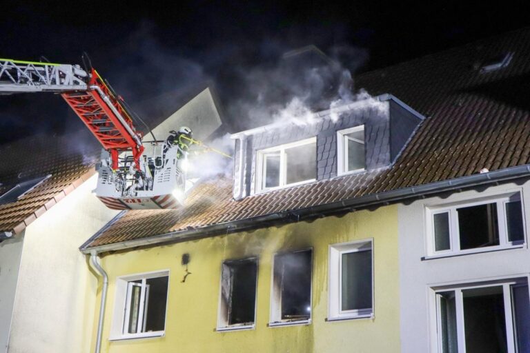 Iserlohn: Feuer-Drama, Frau von Balkon gerettet