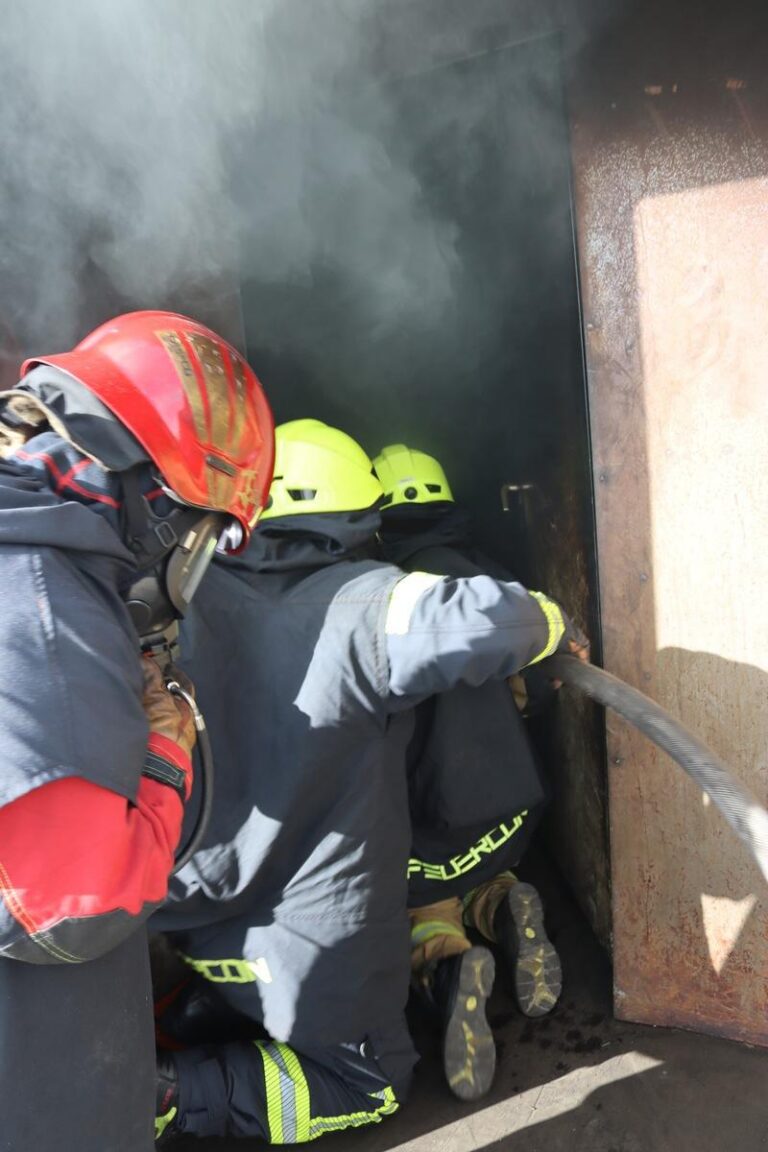 Gangelt: Extreme Feuer-Übung für Feuerwehr im Container