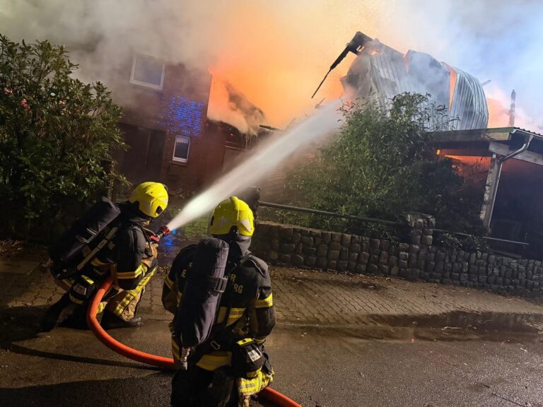 Henstedt-Ulzburg: Feuer-Drama auf Hof, 30 Kälber tot