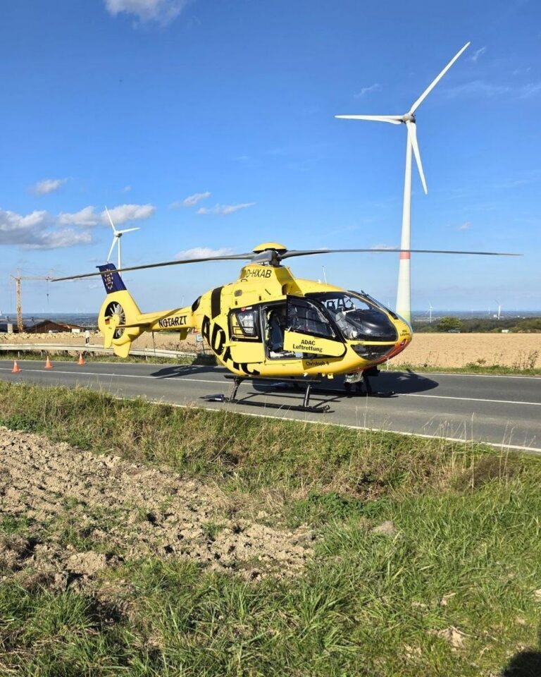 Unfall in Ense: Biker nach Crash schwer verletzt, Hubschrauber