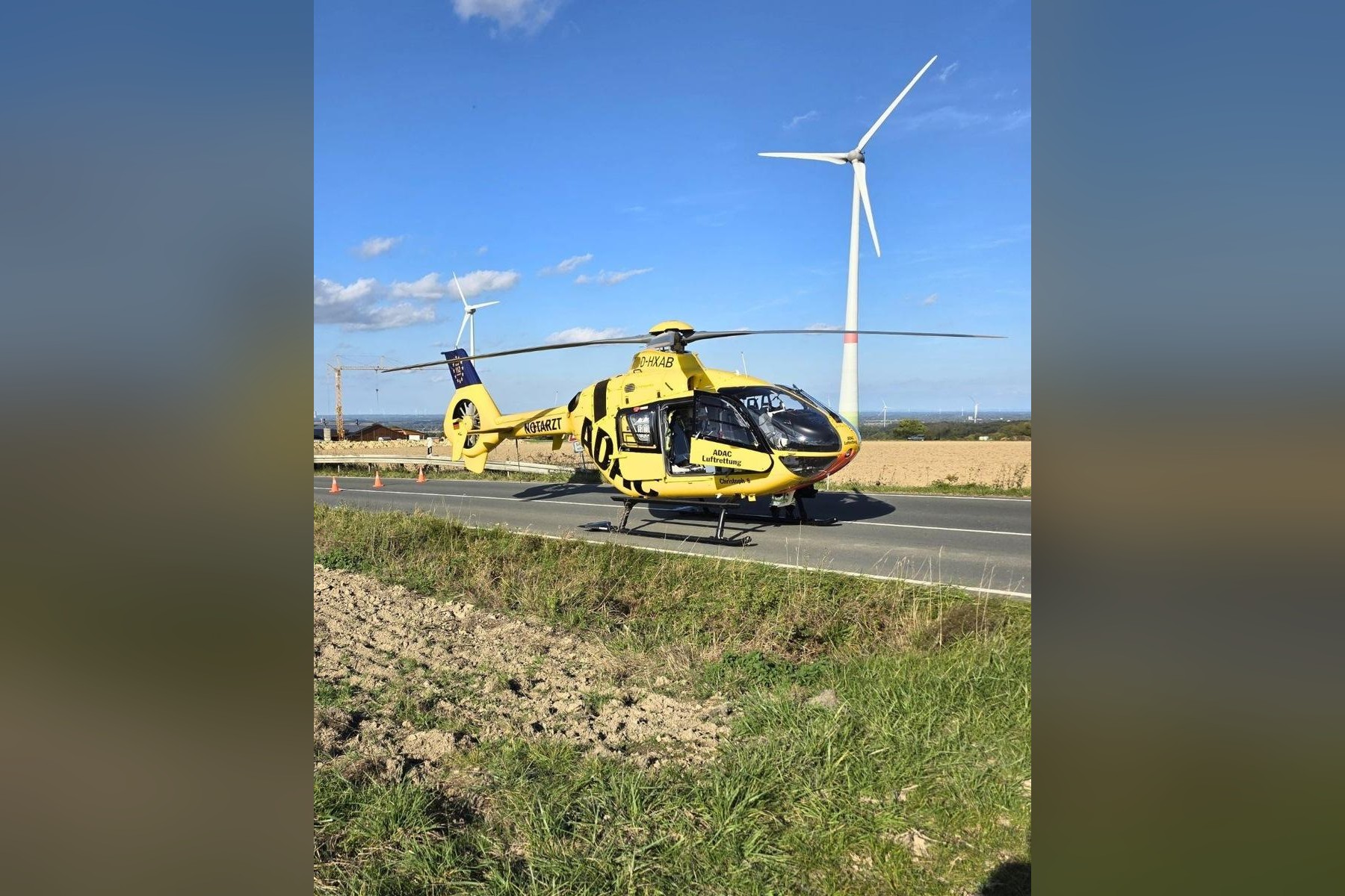 Unfall in Ense: Biker nach Crash schwer verletzt, Hubschrauber