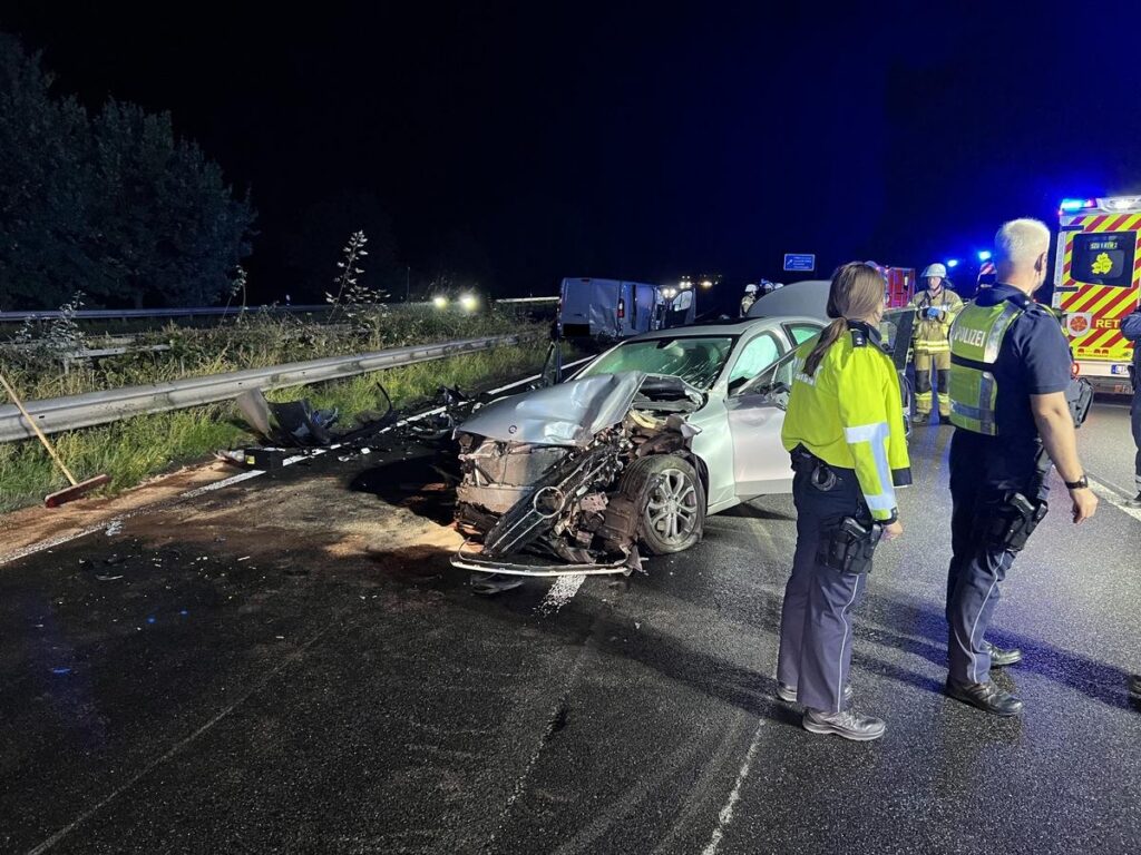 Bad Salzuflen: Mann stirbt bei Unfall auf A2, 3 Schwerverletzte