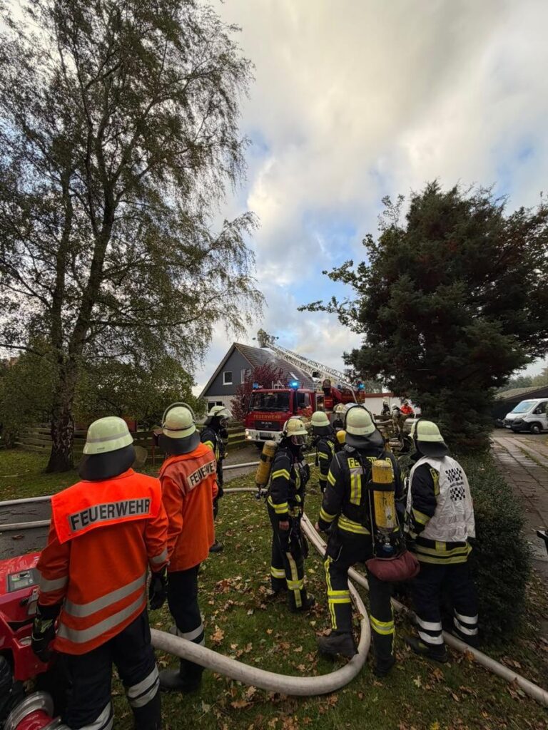 Farven: Dachstuhl-Brand in Byhusen, 70 Retter im Einsatz