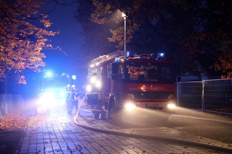 Hambühren: Erneut brennen Bagger, Feuer bedroht Halle