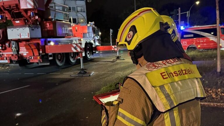 Berlin: Auto kracht in Laterne, Vollsperrung nach Unfall