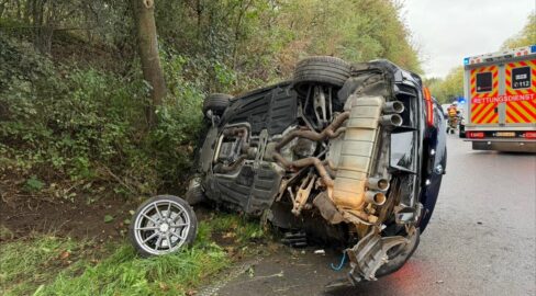 Meerbusch: Auto knallt gegen Baum, 3 Schwerverletzte nach Unfall