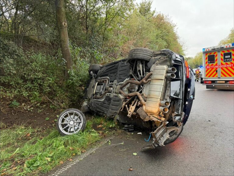 Meerbusch: Auto knallt gegen Baum, 3 Schwerverletzte nach Unfall