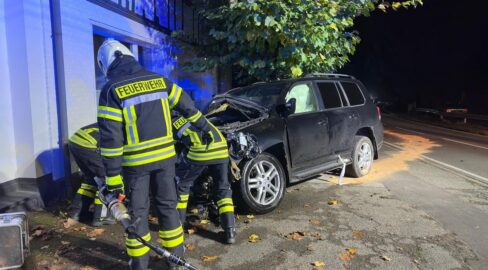 Sprockhövel: Auto kracht gegen Baum, Drohne sucht nach Unfall
