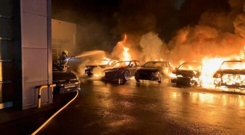 Oberhausen: Feuer-Drama beim Autohaus, 10 Autos brennen