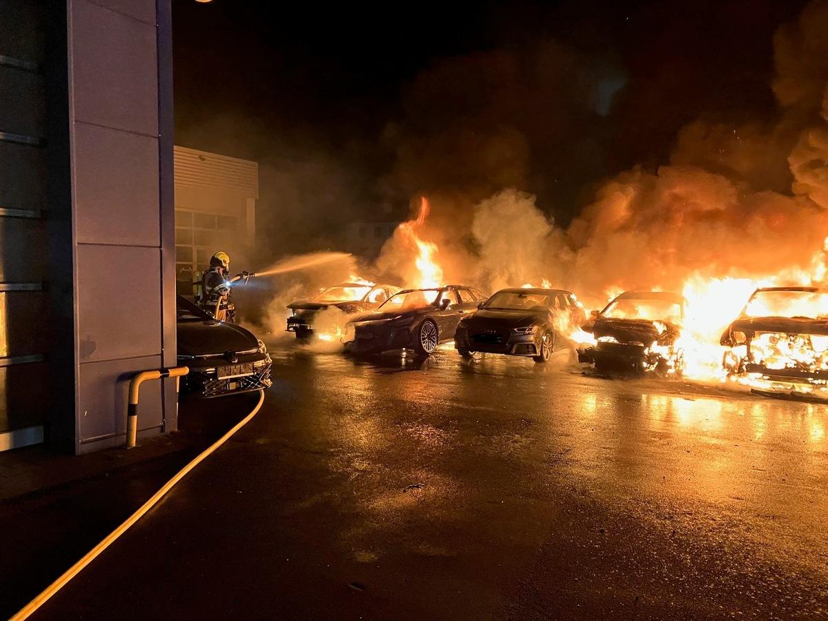 Oberhausen: Feuer-Drama beim Autohaus, 10 Autos brennen