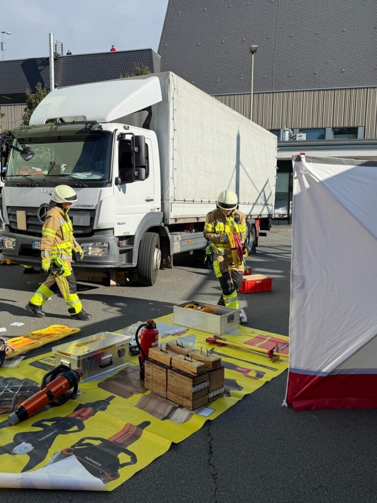 Hattingen: Frau nach Unfall unter Lkw eingeklemmt, schwer verletzt