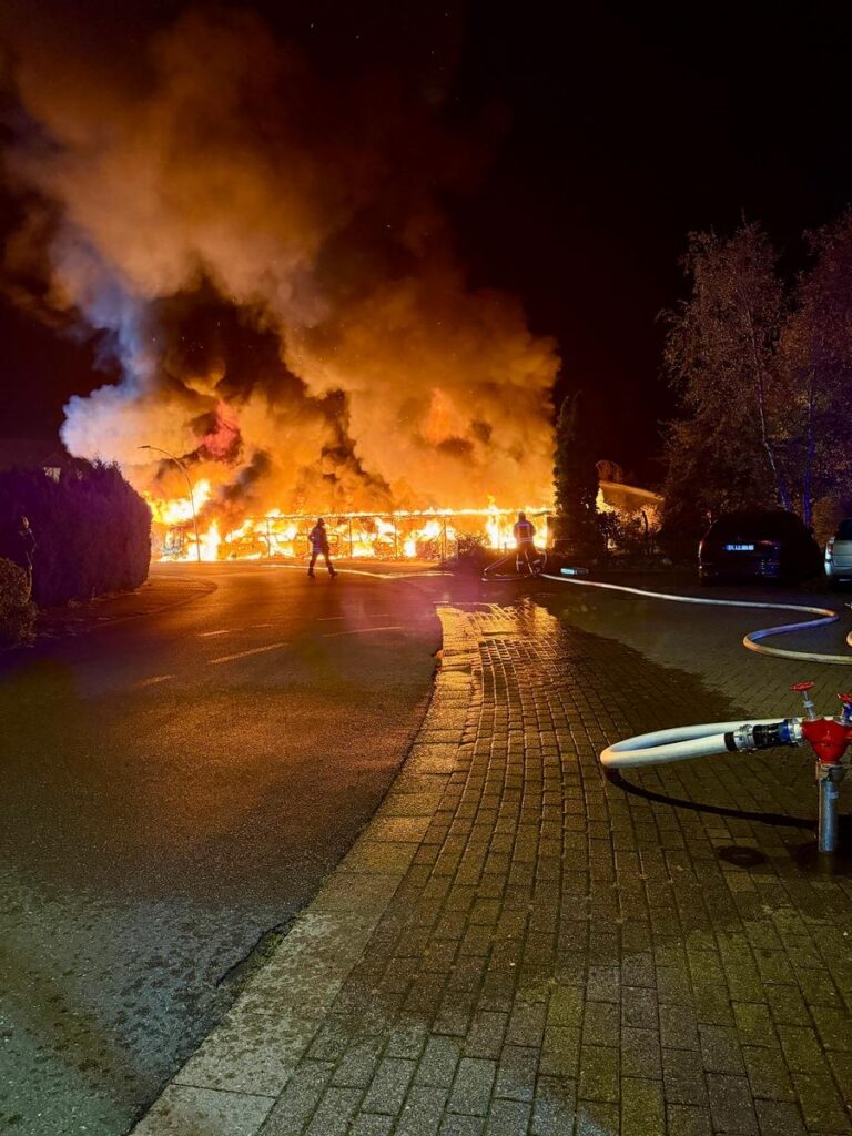 Zeven: Großbrand zerstört Carport, 2 Schwerverletzte