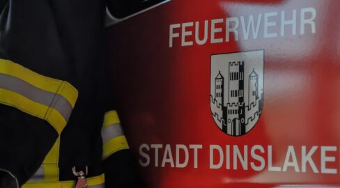 Dinslaken: Garage in Flammen, Brand greift auf Dach über