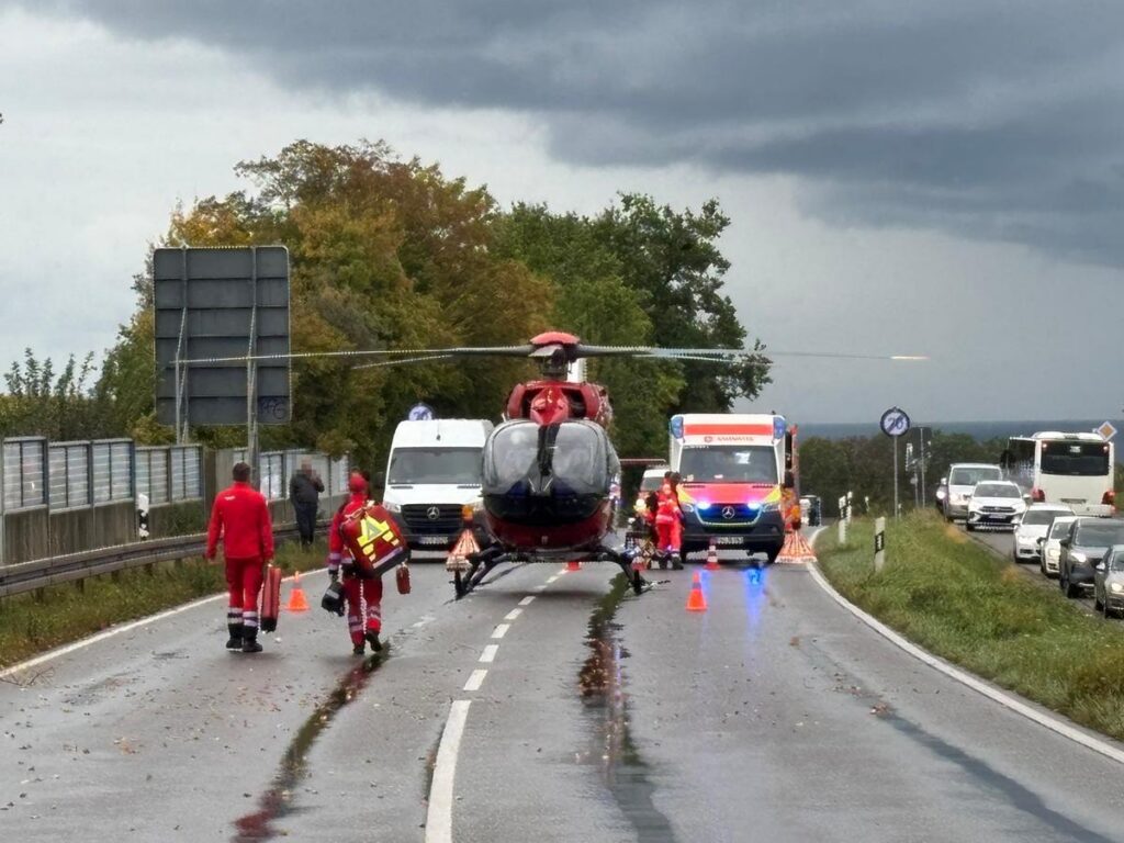 Stetten: Lkw rammt Auto und Bus auf B31, Vollsperrung nach Unfall