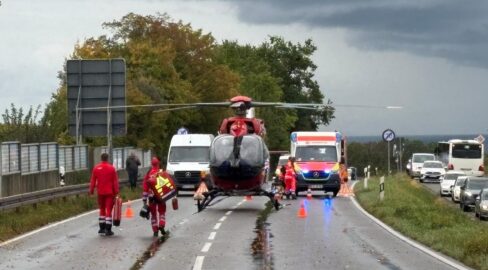 Stetten: Lkw rammt Auto und Bus auf B31, Vollsperrung nach Unfall