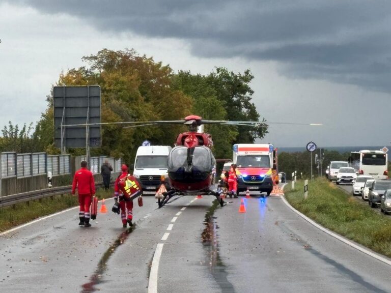 Stetten: Lkw rammt Auto und Bus auf B31, Vollsperrung nach Unfall