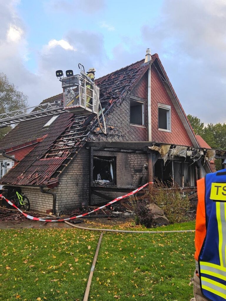 Farven: Dachstuhl-Brand in Byhusen, 70 Retter im Einsatz