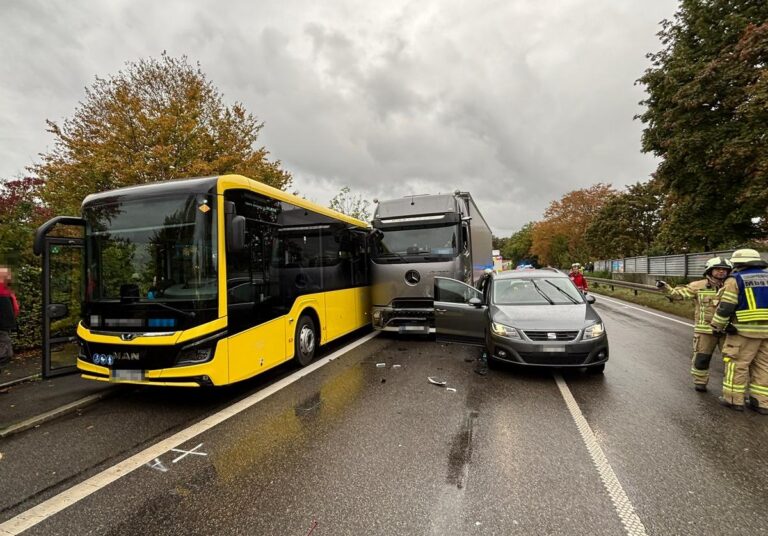 Stetten: Lkw rammt Auto und Bus auf B31, Vollsperrung nach Unfall