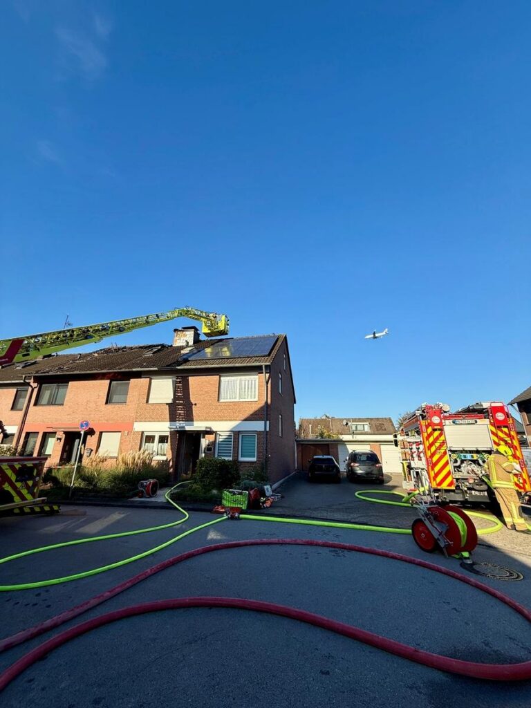 Ratingen: Feuer-Drama im Dachstuhl, Haus unbewohnbar