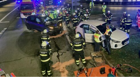 München: Autos krachen an A95, Unfall: Frau schwer verletzt