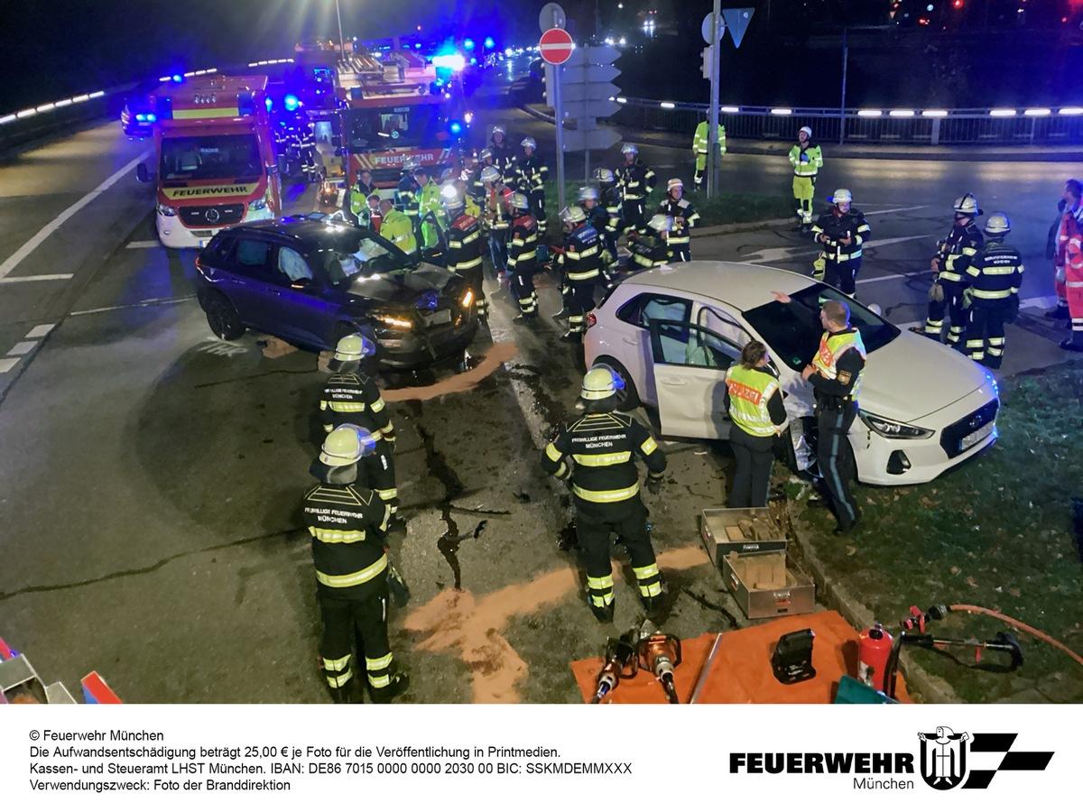 München: Autos krachen an A95, Unfall: Frau schwer verletzt