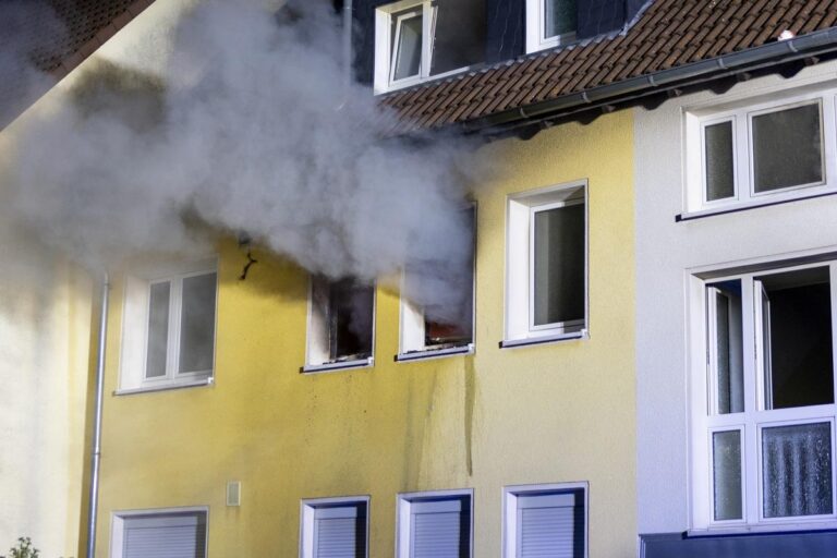 Iserlohn: Feuer-Drama, Frau von Balkon gerettet