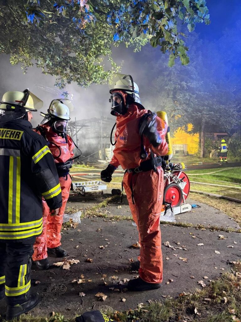 Bötersen: Großbrand droht auf Wohnhaus überzugreifen